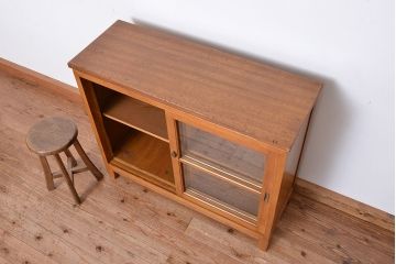 レトロ家具　昭和レトロ ライトブラウン ガラス引き戸のアンティーク脚付き収納棚(陳列ケース・食器棚)