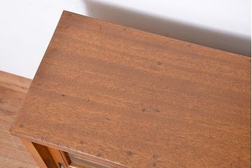 レトロ家具　昭和レトロ ライトブラウン ガラス引き戸のアンティーク脚付き収納棚(陳列ケース・食器棚)