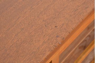 レトロ家具　昭和レトロ ライトブラウン ガラス引き戸のアンティーク脚付き収納棚(陳列ケース・食器棚)