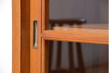 レトロ家具　昭和レトロ ライトブラウン ガラス引き戸のアンティーク脚付き収納棚(陳列ケース・食器棚)