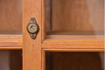 レトロ家具　昭和レトロ ライトブラウン ガラス引き戸のアンティーク脚付き収納棚(陳列ケース・食器棚)