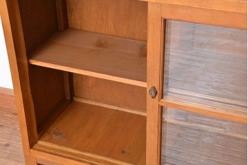 レトロ家具　昭和レトロ ライトブラウン ガラス引き戸のアンティーク脚付き収納棚(陳列ケース・食器棚)