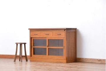 レトロ家具　アンティーク レトロな閉まえる作業台付きモールガラス収納棚(カウンターテーブル)