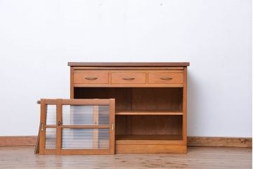 レトロ家具　アンティーク レトロな閉まえる作業台付きモールガラス収納棚(カウンターテーブル)