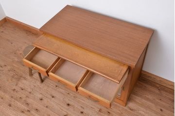 レトロ家具　アンティーク レトロな閉まえる作業台付きモールガラス収納棚(カウンターテーブル)