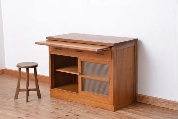 レトロ家具　アンティーク レトロな閉まえる作業台付きモールガラス収納棚(カウンターテーブル)