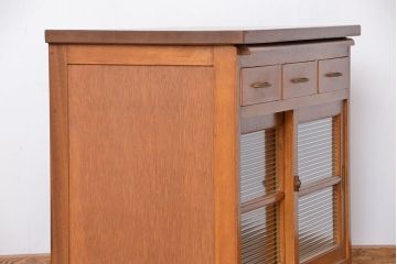レトロ家具　アンティーク レトロな閉まえる作業台付きモールガラス収納棚(カウンターテーブル)