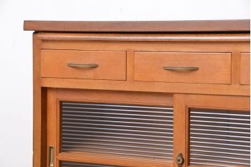 レトロ家具　アンティーク レトロな閉まえる作業台付きモールガラス収納棚(カウンターテーブル)