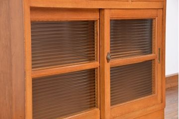 レトロ家具　アンティーク レトロな閉まえる作業台付きモールガラス収納棚(カウンターテーブル)