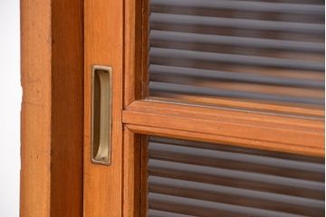 レトロ家具　アンティーク レトロな閉まえる作業台付きモールガラス収納棚(カウンターテーブル)