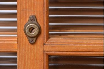 レトロ家具　アンティーク レトロな閉まえる作業台付きモールガラス収納棚(カウンターテーブル)