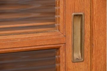 レトロ家具　アンティーク レトロな閉まえる作業台付きモールガラス収納棚(カウンターテーブル)