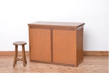 レトロ家具　アンティーク レトロな閉まえる作業台付きモールガラス収納棚(カウンターテーブル)
