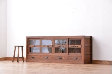 レトロ家具　アンティーク しっかりとした作りのレトロなローボード(ガラス引き戸収納棚、水屋箪笥、テレビ台、キャビネット、収納棚)