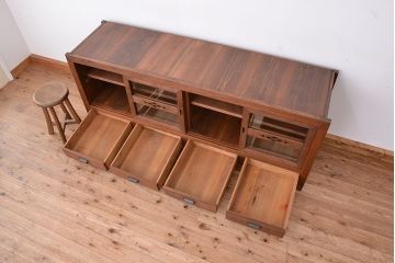 レトロ家具　アンティーク しっかりとした作りのレトロなローボード(ガラス引き戸収納棚、水屋箪笥、テレビ台、キャビネット、収納棚)