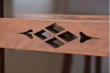 レトロ家具　アンティーク しっかりとした作りのレトロなローボード(ガラス引き戸収納棚、水屋箪笥、テレビ台、キャビネット、収納棚)