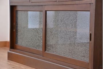 レトロ家具　昭和レトロ　上質な造りの結霜ガラス引き戸キッチン収納棚(食器棚、カウンターテーブル)