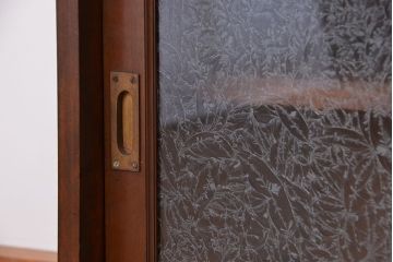 レトロ家具　昭和レトロ　上質な造りの結霜ガラス引き戸キッチン収納棚(食器棚、カウンターテーブル)