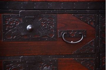アンティーク家具　古民具・骨董　古い小振りな二段重ね佐渡箪笥(衣装箪笥)