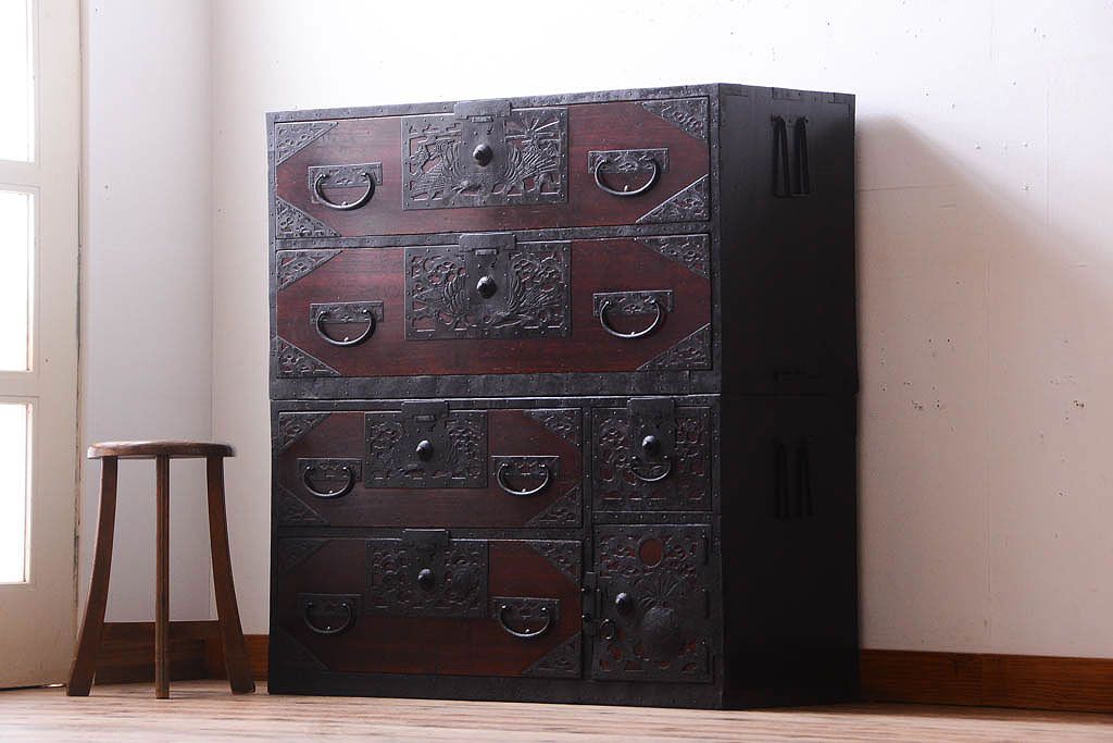 アンティーク家具　古民具・骨董　古い小振りな二段重ね佐渡箪笥(衣装箪笥)