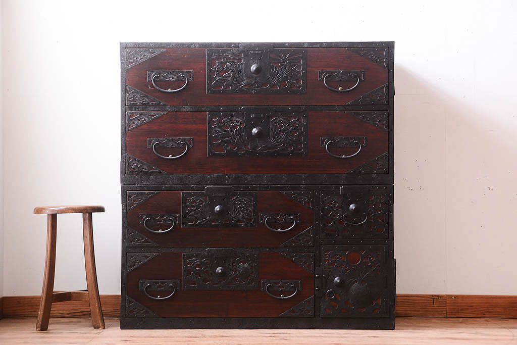 アンティーク家具　古民具・骨董　古い小振りな二段重ね佐渡箪笥(衣装箪笥)