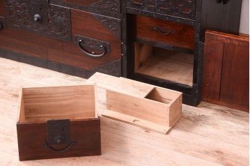 アンティーク家具　古民具・骨董　古い小振りな二段重ね佐渡箪笥(衣装箪笥)