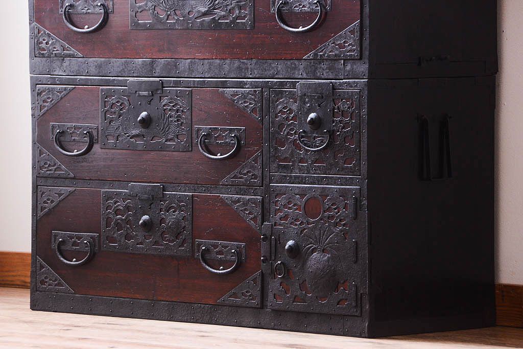 アンティーク家具　古民具・骨董　古い小振りな二段重ね佐渡箪笥(衣装箪笥)