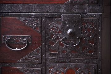 アンティーク家具　古民具・骨董　古い小振りな二段重ね佐渡箪笥(衣装箪笥)