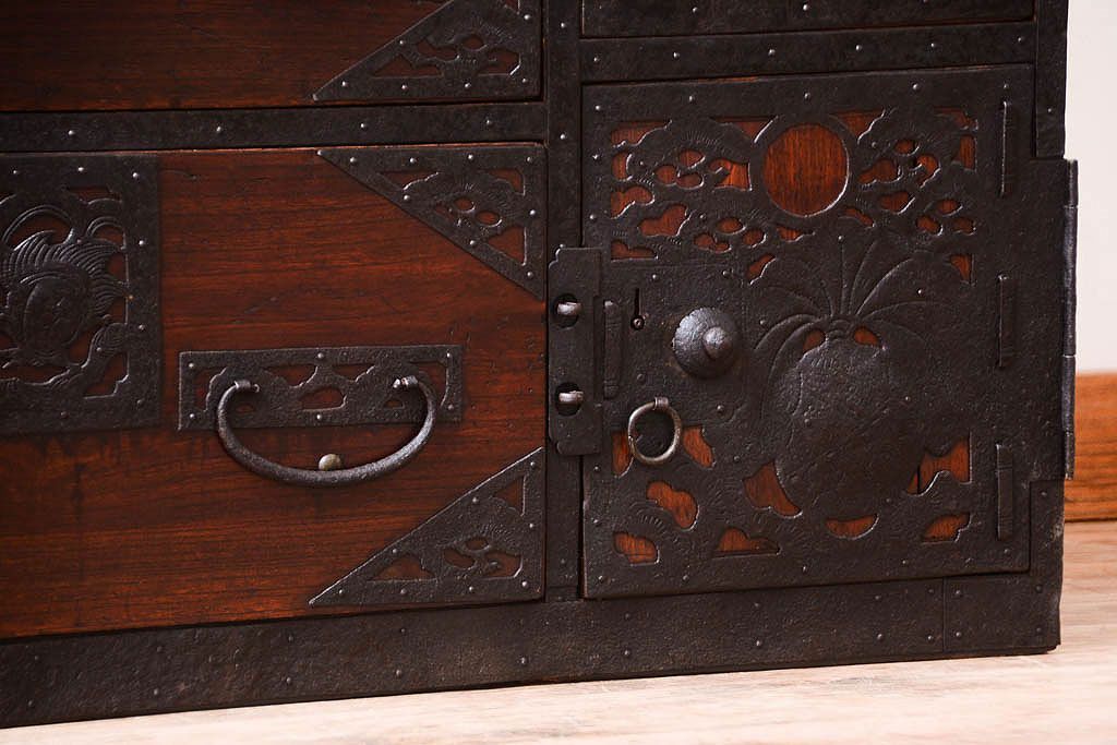 アンティーク家具　古民具・骨董　古い小振りな二段重ね佐渡箪笥(衣装箪笥)