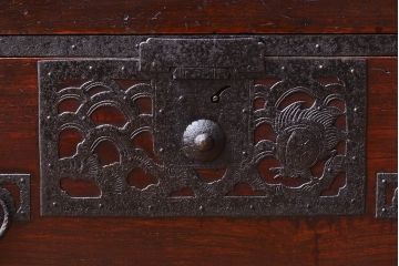 アンティーク家具　古民具・骨董　古い小振りな二段重ね佐渡箪笥(衣装箪笥)