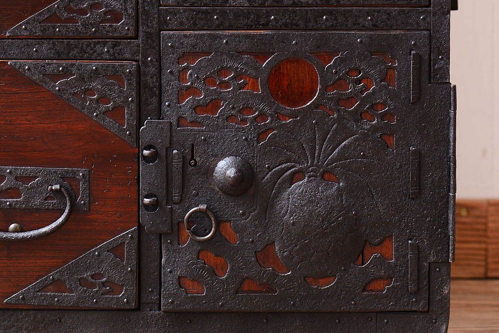 アンティーク家具　古民具・骨董　古い小振りな二段重ね佐渡箪笥(衣装箪笥)