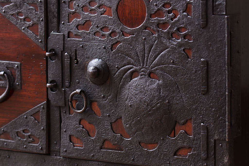 アンティーク家具　古民具・骨董　古い小振りな二段重ね佐渡箪笥(衣装箪笥)