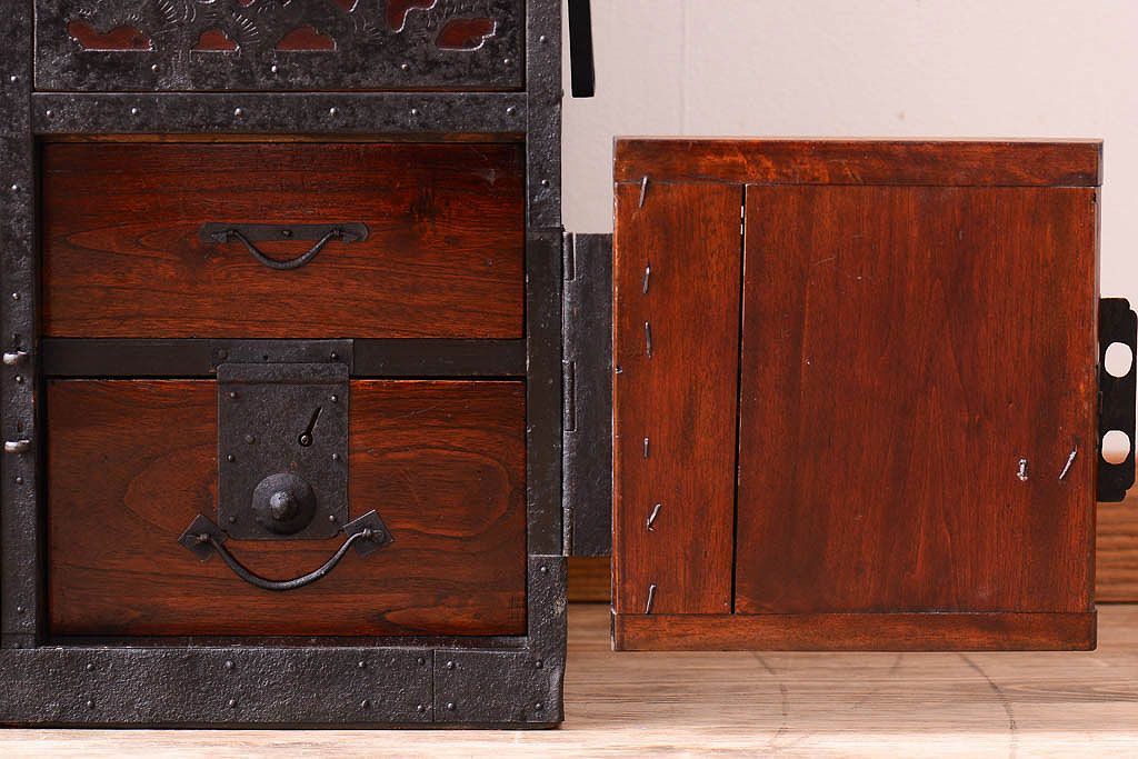 アンティーク家具　古民具・骨董　古い小振りな二段重ね佐渡箪笥(衣装箪笥)