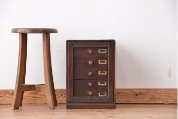 アンティーク家具　アンティーク　鍵付き　ネームプレート付きのナラ材五段小引き出し