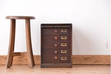 アンティーク家具　アンティーク　鍵付き　ネームプレート付きのナラ材五段小引き出し