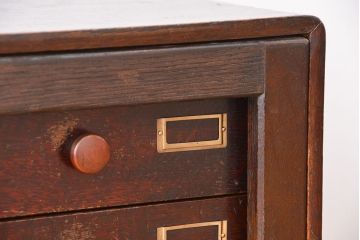アンティーク家具　アンティーク　鍵付き　ネームプレート付きのナラ材五段小引き出し