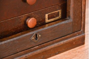 アンティーク家具　アンティーク　鍵付き　ネームプレート付きのナラ材五段小引き出し