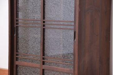 レトロ家具　昭和レトロ　シンプルな結晶ガラス収納棚(下駄箱)