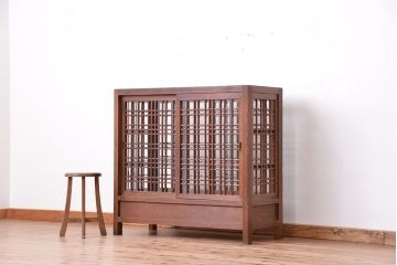 アンティーク家具　古民具・骨董　両面格子引き戸の引き出し付きガラスケース(飾り棚/収納棚)