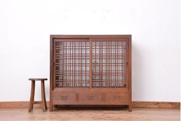 アンティーク家具　古民具・骨董　両面格子引き戸の引き出し付きガラスケース(飾り棚/収納棚)
