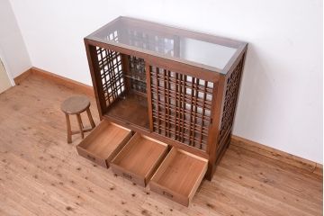 アンティーク家具　古民具・骨董　両面格子引き戸の引き出し付きガラスケース(飾り棚/収納棚)
