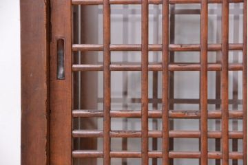 アンティーク家具　古民具・骨董　両面格子引き戸の引き出し付きガラスケース(飾り棚/収納棚)