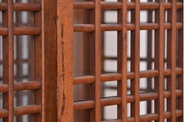 アンティーク家具　古民具・骨董　両面格子引き戸の引き出し付きガラスケース(飾り棚/収納棚)