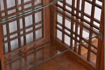 アンティーク家具　古民具・骨董　両面格子引き戸の引き出し付きガラスケース(飾り棚/収納棚)