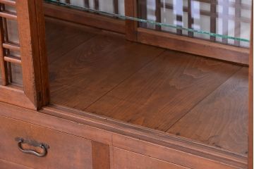 アンティーク家具　古民具・骨董　両面格子引き戸の引き出し付きガラスケース(飾り棚/収納棚)
