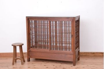 アンティーク家具　古民具・骨董　両面格子引き戸の引き出し付きガラスケース(飾り棚/収納棚)