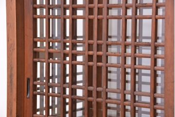 アンティーク家具　古民具・骨董　両面格子引き戸の引き出し付きガラスケース(飾り棚/収納棚)