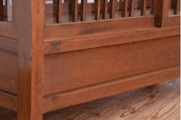 アンティーク家具　古民具・骨董　両面格子引き戸の引き出し付きガラスケース(飾り棚/収納棚)