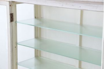 アンティーク家具　アンティーク　丸脚付きシャビーなケビントガラスケース(ショーケース)