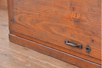 アンティーク家具　アンティーク　古い木の使い込まれたパタパタ付き下駄箱(収納棚)
